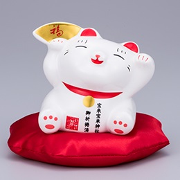 招き猫のゆる～い笑顔がおしゃれでかわいい。金運神社でご祈祷済み。